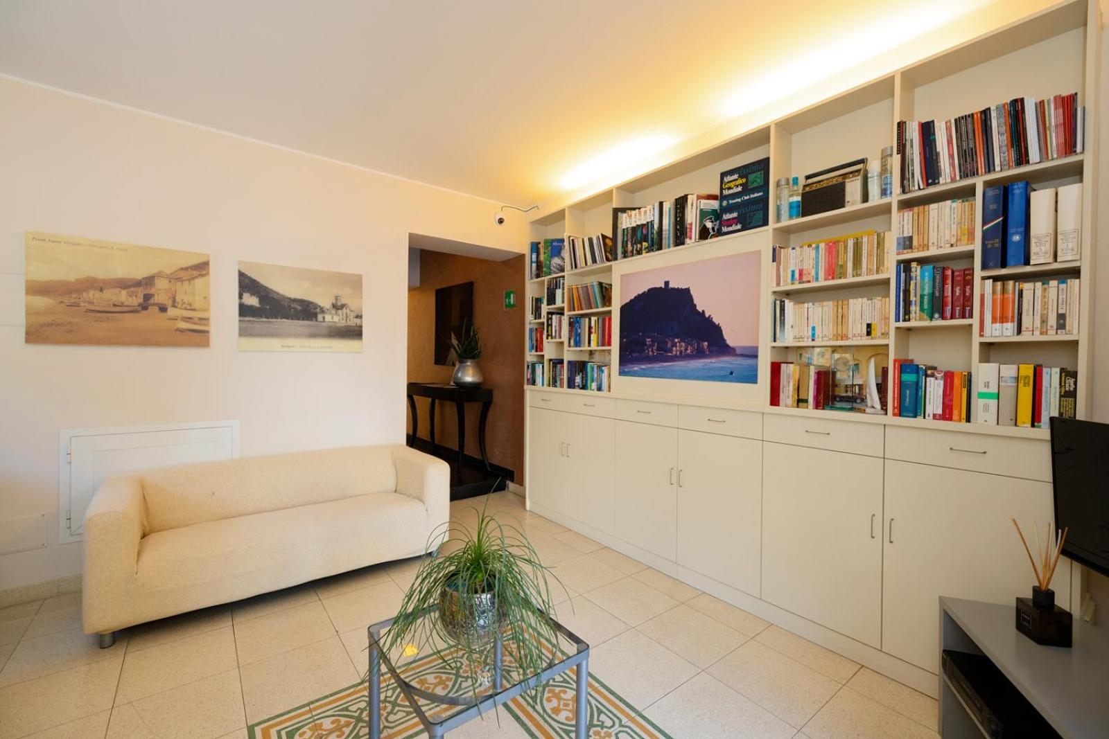 Hotel Albatros Varigotti Exterior photo